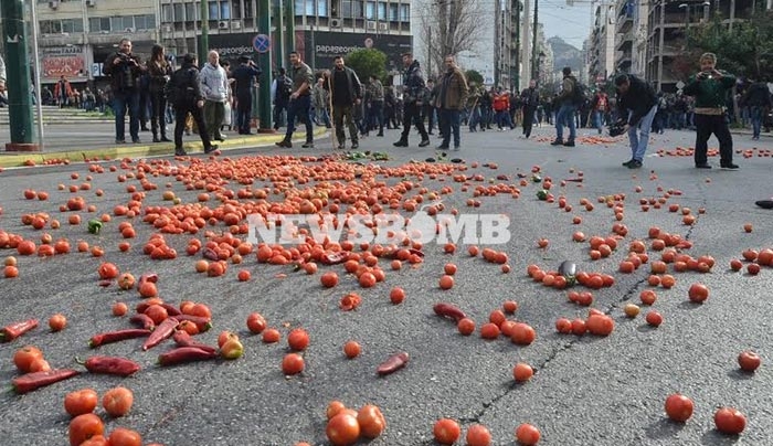 Απίστευτες εικόνες: Αγρότες της Κρήτης πήραν στο κυνήγι τα ΜΑΤ, που έτρεχαν για να σωθούν (φωτο-βίντεο)