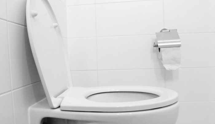 Το κάνετε πολλές φορές καθημερινά στην... τουαλέτα και είναι σοβαρό λάθος