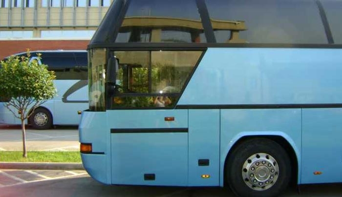 Άνοιξε τρύπα στο δρόμο και… βούλιαξε λεωφορείο (βίντεο)
