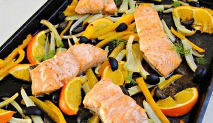 Σολωμός με πορτοκάλι, φινόκιο, πιπεριές κι ελιές