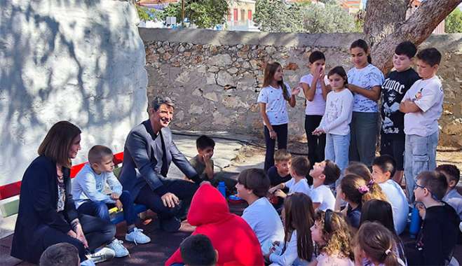 Ο Δήμος Χάλκης υποδέχθηκε τη ΘΕΟΝΗ και τον Σάκη Ρουβά σε μια μοναδική δράση για τα παιδιά του νησιού.
