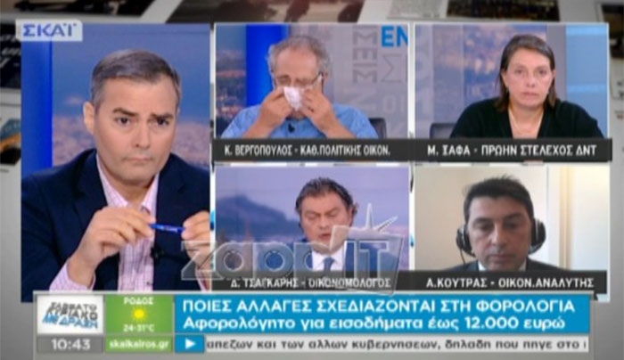 Επική στιγμή στον αέρα του ΣΚΑΪ: Φύσηξε τη μύτη του με τρομακτικό θόρυβο και έβαλε το λερωμένο μαντήλι στην...(Βίντεο)