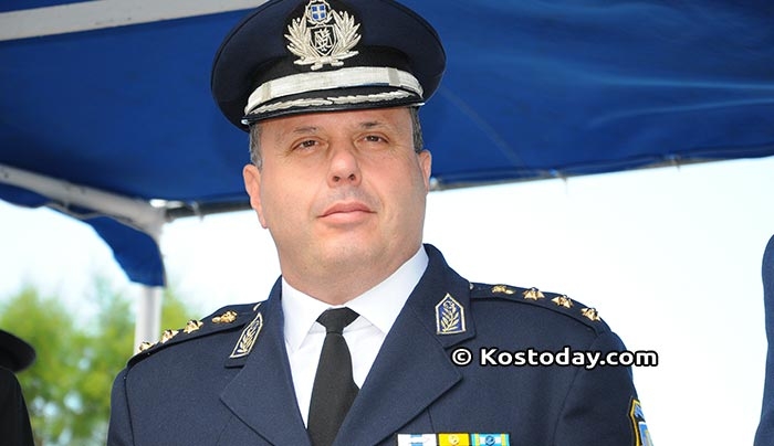 Οι αξιωματικοί της ΕΛ.ΑΣ. συγχαίρουν Γεωργακάκο και Γιαννόπουλο