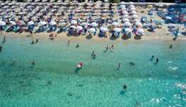 Ένας στους δύο Έλληνες δεν πάει διακοπές – «Καίνε» οι τιμές για διαμονή και μετακίνηση