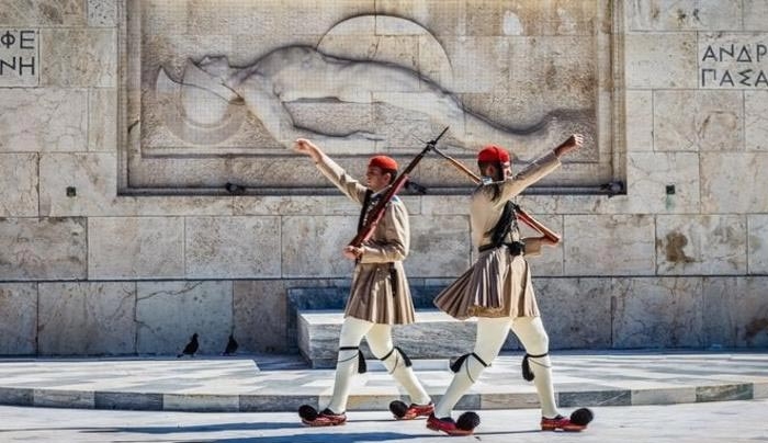 Μια χώρα γονατισμένη από την «τυραννία των φόρων»