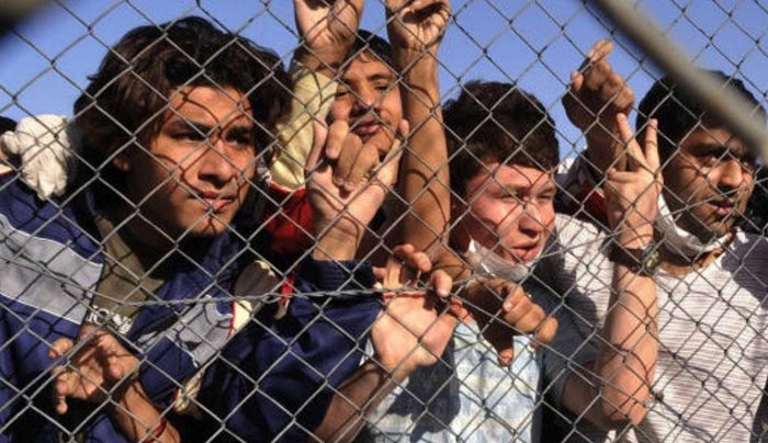 Προσλήψεις ημετέρων στο προσφυγικό με 2.000 ευρώ «καθαρά»