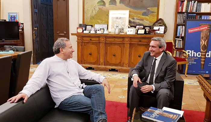 Τον πολυβραβευμένο κινηματογραφιστή Steven Bernstein δέχτηκε στο γραφείο του ο Περιφερειάρχης, Γιώργος Χατζημάρκος