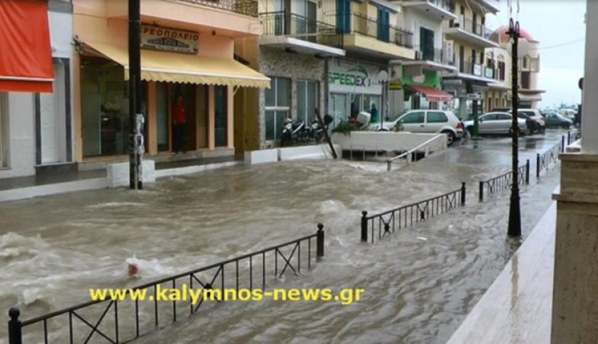 Ορμητικός χείμαρρος ο εμπορικός δρόμος στην Κάλυμνο από τη σημερινή νεροποντή!