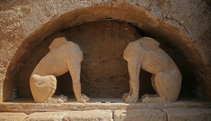 Μυστήριο με τα χαραγμένα ονόματα στην Αμφίπολη