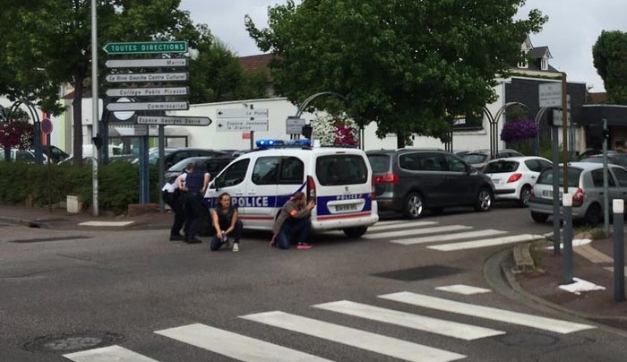 Γαλλία: Αιματηρή κατάληξη στην ομηρία - Οι ένοπλοι έσφαξαν τον παπά
