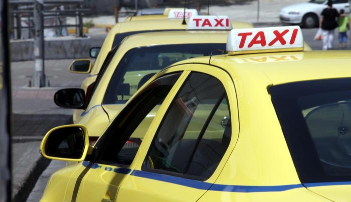 Με απόφαση Σπίρτζη κόβεται το δώρο Χριστουγέννων στα ταξί