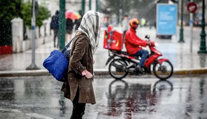 Καιρός σήμερα: Σφοδρές καταιγίδες σε όλη τη χώρα – Στους 17 βαθμούς η θερμοκρασία σε Αττική, Μακεδονία, Θεσσαλία
