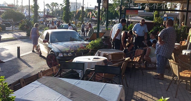 Αυτοκίνητο «καρφώθηκε» σε καφετέρια στο κέντρο του λιμανιού