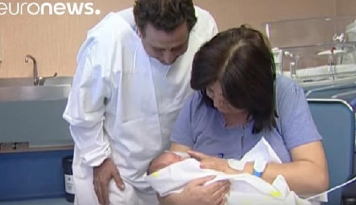 Σύγχρονη Σάρα στην Ιταλία: 62χρονη έγινε μητέρα χωρίς εξωσωματική [βίντεο]
