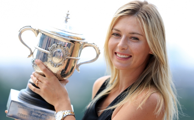 Η Maria Sharapova με το τρόπαιο αγκαλιά στον Πύργο του Άιφελ