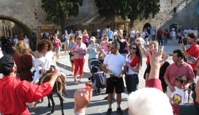Γερμανοί τουρίστες στην Ελλάδα: «Oλοι μας φέρονται φιλικά»