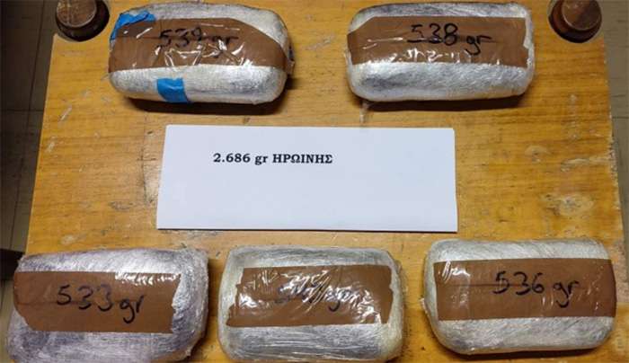 Τρία άτομα στο εδώλιο για τη μεταφορά 2.686 γραμμαρίων ηρωίνης