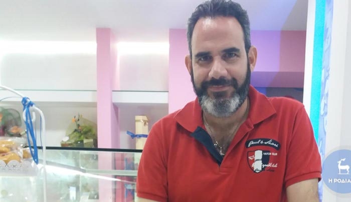 O ζαχαροπλάστης που χαρίζει γλυκά σε όλη τη Ρόδο