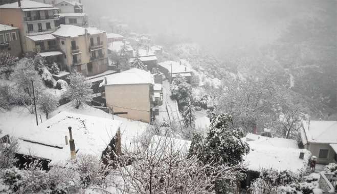 Ουρές στην Αράχωβα από αυτοκίνητα που «κόλλησαν» στα χιόνια: Η ανακοίνωση της ΕΛΑΣ