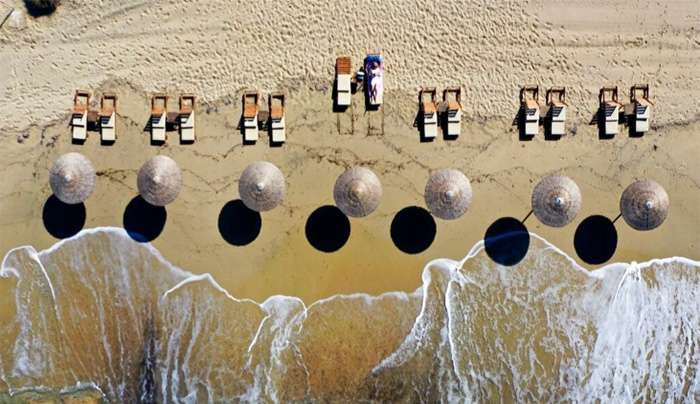 Η παραλία Πλάκα στη Νάξο  AP Photo/Thanassis Stavrakis