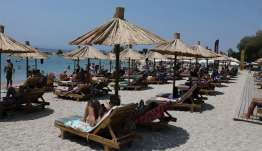 Η «μάχη» της ελληνικής παραλίας: «Αλληλοκαρφώματα», καταγγελίες και «βαριά» πρόστιμα