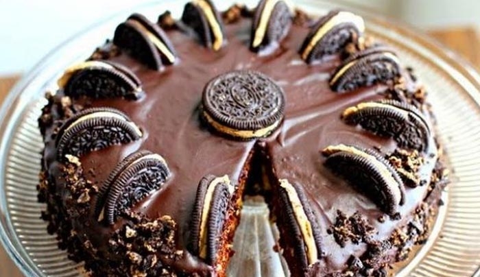 Υγρό κέικ σοκολάτας με μπισκότα Oreo