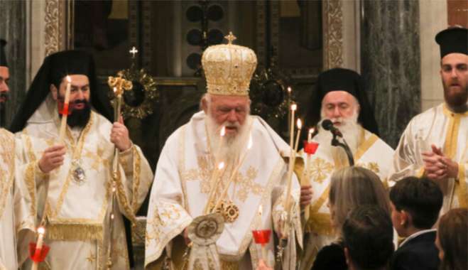 Το χαρμόσυνο μήνυμα της Ανάστασης ήχησε σε κάθε άκρη της χώρας – Σε κλίμα κατάνυξης η ακολουθία της Αναστάσεως στη Μητρόπολη Αθηνών