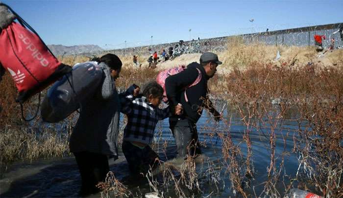 Οι ΗΠΑ απορρίπτουν τον ισχυρισμό για «Ανοιχτά Σύνορα» καθώς Μετανάστες συσσωρεύονται από το Μεξικό