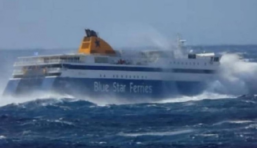 Κυκλάδες: Η στιγμή που πελώρια κύματα «σφυροκοπούν» το Blue Star Naxos μεσοπέλαγα! (Βίντεο)
