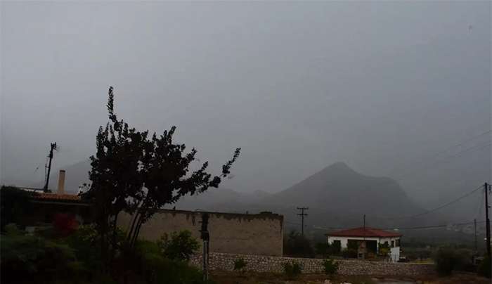 Ο καιρός σήμερα: «Φθινοπωρινό» το σκηνικό με βροχές και καταιγίδες – Πού και πότε τα φαινόμενα θα είναι ισχυρά
