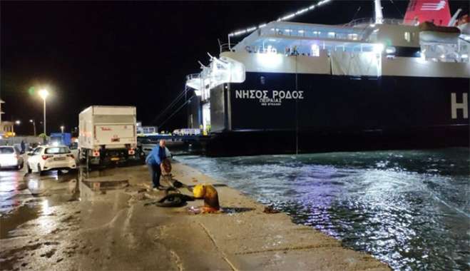 Προβλήματα πρόσδεσης του «Νήσος Ρόδος» στη Χίο λόγω θυελλωδών ανέμων - Έσπασαν οι κάβοι, κόπηκε η μπίντα (Βίντεο)