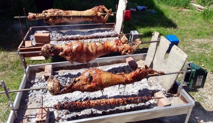Μαγειρίτσα, αρνί, αυγά, τσουρέκι: Πόσες θερμίδες έχουν οι "αμαρτίες" του Πάσχα;