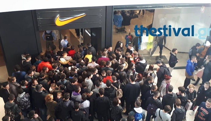 Black Friday: Ουρές στα καταστήματα: Τα περίεργα και οι προσφορές!