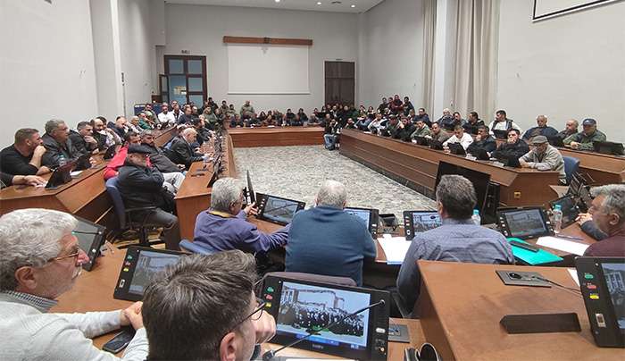 «Συνάντηση και ελεύθερη, ανοιχτή συζήτηση του Μάνου Κόνσολα με τους αγρότες της Ρόδου»