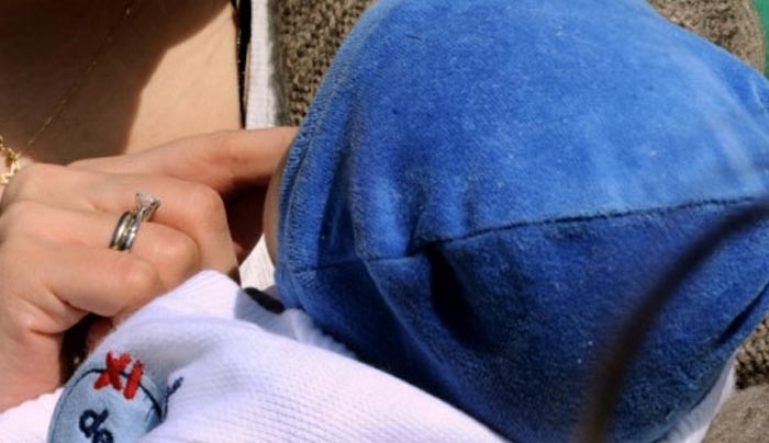 Ρόδος: Έγινε μάνα και προσφέρθηκε να θηλάζει το μωράκι που βρέθηκε εγκαταλελειμμένο σε χαρτοκιβώτιο!
