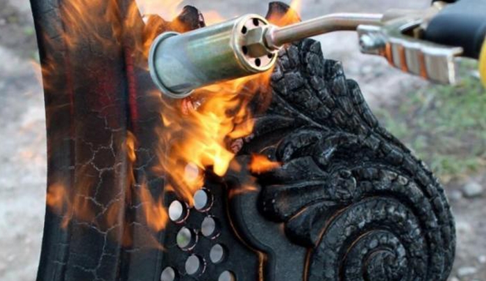 Δες τον άνθρωπο που... καίει έπιπλα! Νέα τεχνοτροπία!