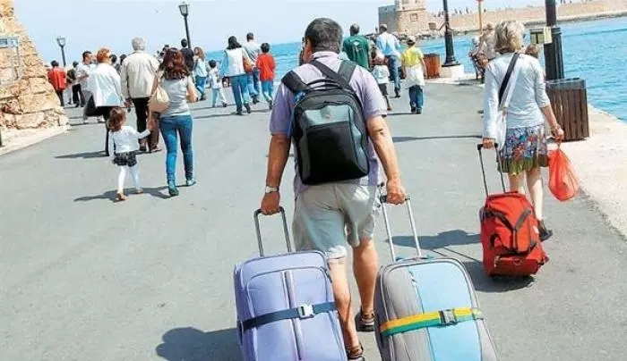 Αύξησαν τα χρήματα που διαθέτουν κατά τη διαμονή τους οι τουρίστες