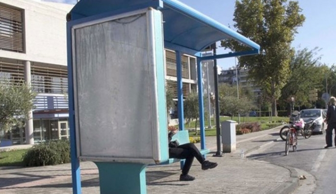 Δείτε πως έσκασε μύτη παππούς σε στάση στο Ηράκλειο και χάζεψε όλο το facebook…