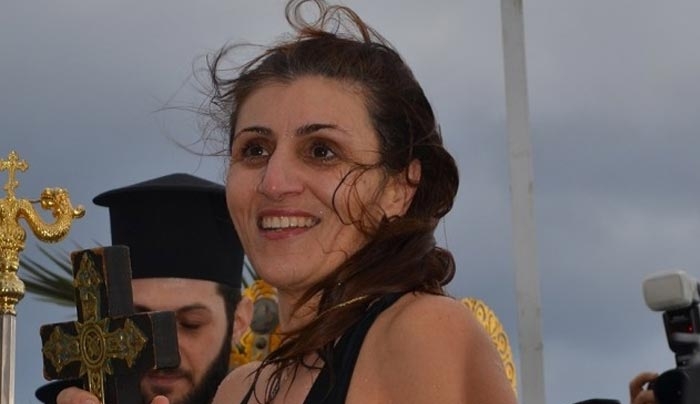 Η μοναδική γυναίκα που βούτηξε έπιασε τον Σταυρό στη Ρόδο! Φωτορεπορτάζ