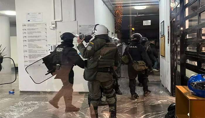 Επέμβαση των ΜΑΤ μέσα στο ΑΠΘ για να σταματήσει η κατάληψη στη Νομική Σχολή