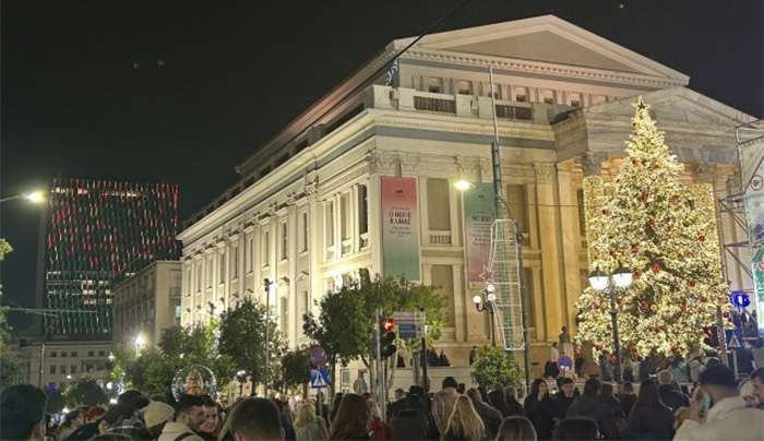 Φωταγωγήθηκε το Χριστουγεννιάτικο Δέντρο του Πειραιά [video]