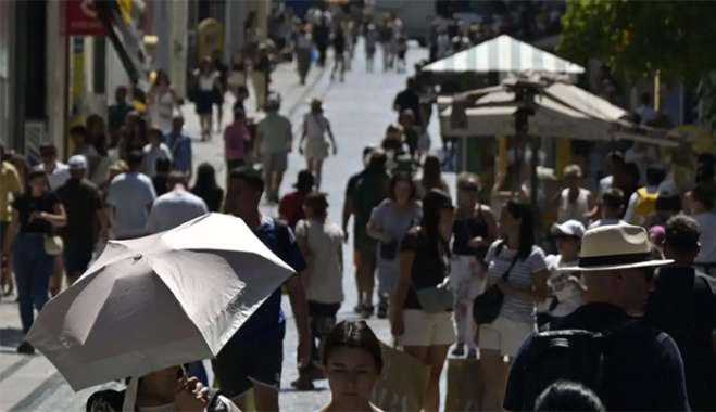 Καιρός σήμερα: Υψηλές θερμοκρασίες αλλά και τοπικές βροχές
