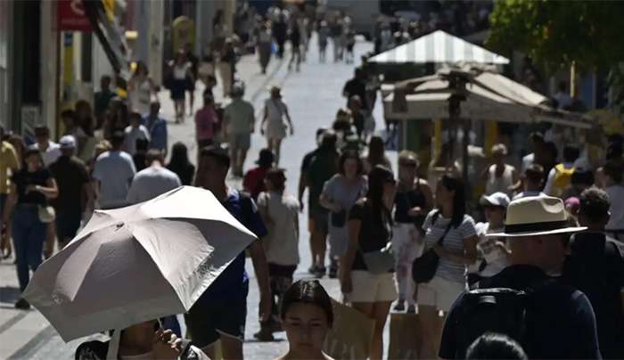 Καιρός σήμερα: Υψηλές θερμοκρασίες αλλά και τοπικές βροχές