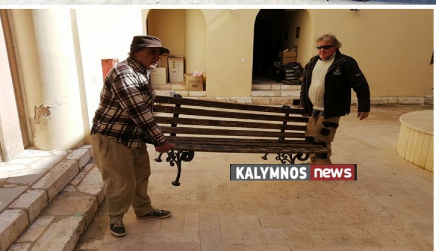 Ξήλωσαν τα παγκάκια μπροστά από Δημαρχείο και Ναυτικό Μουσείο Καλύμνου για να μην συχνάζουν οι ηλικιωμένοι