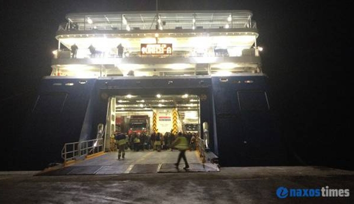 Πάρος: Πρόσκρουση του Blue Star Naxos στο λιμάνι (βίντεο)