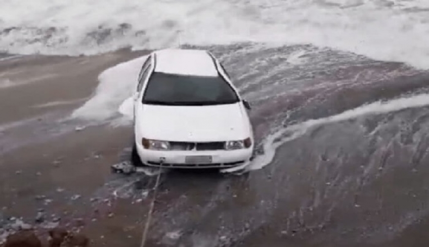 Ρόδος: Ο οδηγός τα είδα όλα – Βρέθηκε στη θάλασσα όταν υποχώρησε τμήμα του δρόμου – βίντεο