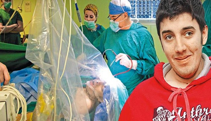 ΠΡΩΤΟΠΟΡΙΑΚΗ ΕΠΕΜΒΑΣΗ: Συνομιλούσε με τον γιατρό, ενώ εγχειριζόταν στον εγκέφαλο