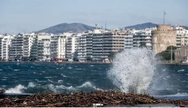 Καιρός σήμερα: Άστατος με σποραδικές βροχές και πτώση θερμοκρασίας στους 32 βαθμούς – Βοριάδες έως 7 μποφόρ