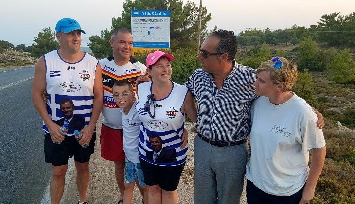 Ζευγάρι Βρετανών διέσχισε τη Ρόδο για να τιμήσει τη μνήμη αθλητή του ράγκμπι