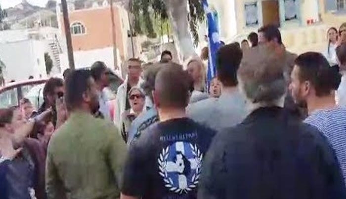 Σαντορίνη: Η Χρυσή Αυγή εμπόδισε παρέλαση γιατί η σημαιοφόρος ήταν από την Αλβανία